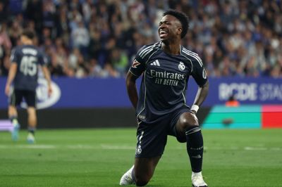 Vinicius Junior scorede søndag begge mål for Real Madrid i en 2-0-sejr ude over Espanyol. I slutfasen blev matchvinderen udskiftet. Det skete for at spare ham til søndagens kamp ude mod FC Barcelona, siger Real Madrid-træner Alvaro Arbeloa.