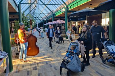 Jazztonerne fik et par af de besøgende til at tage en lille dans til open by night.