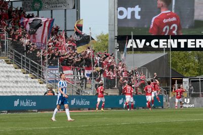 Det gule flag i udebaneafsnittet var medbragt af de hollandske fans fra VVV Venlo. De har »venskab«, som det kaldes i fanmiljøet, med SIF-grupperingen Ultras Drewsen. Der var ingen af hollænderne, der blev sigtet efter episoden i Odense.