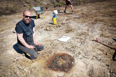 Arkæologerne fra Museum Midtjylland har i udgravningen ved Ørskovvej fundet resterne af indtil videre fire skaktovne, som vores forfædre brugte til at udvinde jern af myremalm. På billedet ses arkæolog Kåre Gyldenløve ved en af ovnene, hvor bunden er bevaret i omkring 40 centimeters dybde.