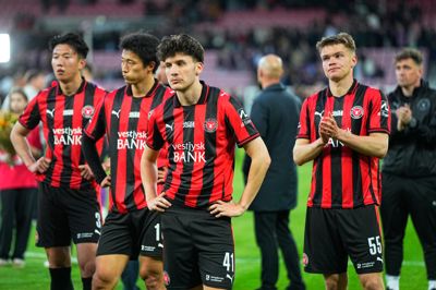 FCM-spillerne hænger med hovederne efter pointtabet mod Viborg. Fra venstre er det Han-beom Lee, Gue-sung Cho, Mikel Gogorza og Victor Bak.