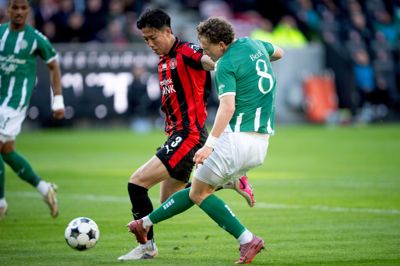 Viborgs Asker Beck bringer gæsterne i front i kamp med FC Midtjyllands Han-Beom Lee under kampen mellem FC Midtjylland og Viborg FF i Superligaens mesterskabsspil på MCH Arena i Herning mandag den 4. maj 2026.. (Foto: Bo Amstrup/Ritzau Scanpix)