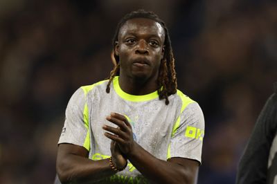 Jeremy Doku scorede to gange, men Manchester City snublede i mesterskabskampen, da det blev til 3-3 ude mod Everton.
