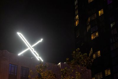 X-logoet ses i hovedkvarteret tilhørende det sociale medie X, det tidligere Twitter, i San Francisco i Californien.