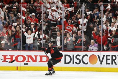Nikolaj Ehlers fejrer sit mål mod Philadelphia Flyers i NHL's slutspil.