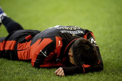 FC Midtjyllands Dario Osorio sunder sig efter en nærkamp mod Viborg.