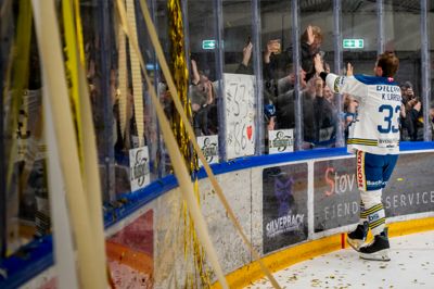 Backen Kasper Larsen på isen i Herlev, umiddelbart efter DM-titlen var sikret. Den 23-årige back måtte forlade guldfejringen lidt i utide, fordi han blev kaldt i landsholdstjeneste og spiller for en VM-billet.