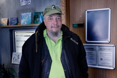 Søren Vad var første mand hos lægen, der i et nyt projekt rykker konsultationerne ud på varmestuen i Herning.
