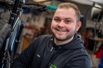 Lasse Køhler arbejder som cykelmekaniker hos Elscooterservice i Vildbjerg.