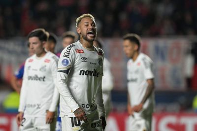Den 34-årige brasilianske angriber Neymar skulle under en træning have langet ud efter sin klubkammerat Robinho Junior.