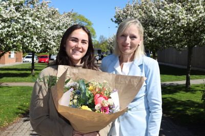 Annika Birch Nielsen (t.v.) er blevet kåret til velfærdstalent anno 2026. Her ses hun med Ikast-Brande Kommunes socialchef Ulla Wernberg-Møller. Senere på måneden møder vi det nykårede talent til en snak om faget.