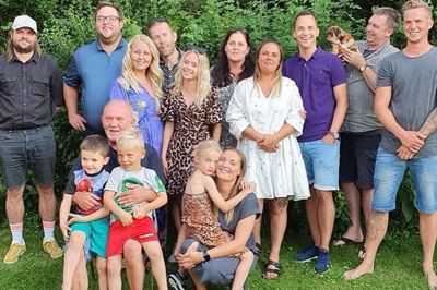 Her ses Jens Erik Johansens familie, som deltager til dette års Vildbjerg Cup. På billedet sidder han nederst til venstre med sit barnebarn og oldebarn, som begge er ni år. Ved siden af sidder hans yngste datter og barnebarn på 11 år. På billedet ses også Jens Erik Johansens tre sønner, samt hans datter, som er vokset på med Vildbjerg Cup, hvor de både har deltaget som spillere og trænere. En af sønnerne er stadig aktiv træner i Aars Boldklub. Datter og svigersøn træner et årgang 2014/15 pigehold, samt et drengehold fra årgang 2017.