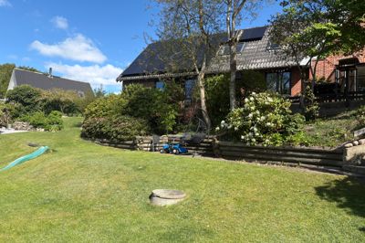 Det er blandingen af det gamle, idylliske nærmest bondegårdslignende hus - men med solceller på taget og lige præcis den kombination af det originale udtryk fra begyndelsen af 1900-tallet i samspil med parrets egen indretning.