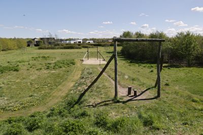 Ved Søengen i Sunds ligger et stort fællesareal med blandt andet denne svævebane, der ofte er i brug af områdets børn. Her vil den lokale grundejerforening gerne lægge en cykelbane, som udvalget for miljø, infrastruktur og natur i Herning Kommune har sagt ja til at støtte gennem puljen for borgersamarbejde.
