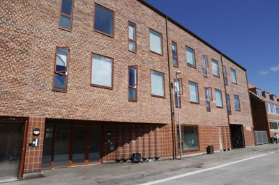 I visse perioder af døgnet opholder en del udsatte sig foran indgangen til varmestuen, hvilket giver en del larm og uro, som påvirker beboerne i området. Nye tiltag skal imødekomme udfordringen.