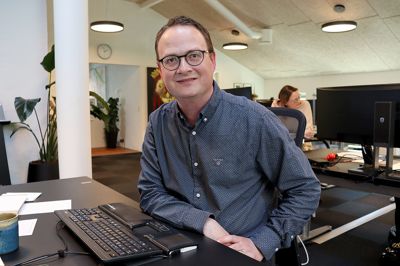 - Rigtig mange investerer uden at tænke over det, når de betaler ind til deres pensionsordning. Det er blot andre, der invester deres penge. Har man penge stående på en konto, kan man jo overveje selv at investere dem, siger Martin Lillelund, privat-, formue- og pensionsrådgiver i Middelfart Sparekasse.
