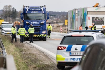 I april var tre personer involveret i en alvorlig trafikulykke på Hillerødmotorvejens forlængelse. Nu spærrer Vejdirektoratet overhalingssporet for at sikre bilisterne fremover.