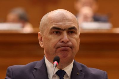 Premierminister Ilie Bolojan holder tale i det rumænske parlament tirsdag inden en mistillidsafstemning, som han endte med at tabe. Forude venter forhandlinger om en ny koalition.