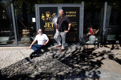 Tom Henriksen (t.v.) fra Vejle og Selahattin Baser fra Ikast er gået sammen om blive restauratører i Herning. De to kompagnoner har overtaget den tidligere Piano Bar i Østergade, der genåbner 5. juni som Jet Coffee & Cocktails.