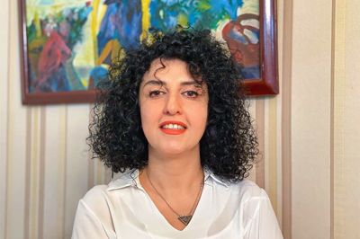 Den iranske nobelprismodtager Narges Mohammadis fond frigav 2. oktober 2023 dette udaterede billede af Mohammadi, som i øjeblikket »svæver mellem liv og død«. Det oplyser hendes franske advokat, efter at Mohammadi i sidste uge blev overført til et hospital i det nordvestlige Iran.