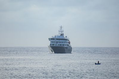 Krydstogtskibet »Hondius« ligger for anker ud for Kap Verde med virussmittede passagerer om bord. Tirsdag aften meddeler Verdenssundhedsorganisation, at tre personer, der formodes smittede med hantavirus, evakueres via Kap Verde til Holland.