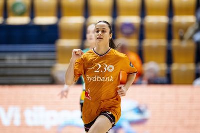 Elma Halilcevic smækkede ni bolde i kassen på ti forsøg, da Odense trods besvær nedlagde Horsens.