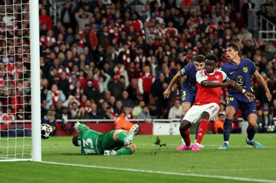 Fra nært hold åbner Bukayo Saka scoringen for Arsenal i CL-semifinalen mod Atlético Madrid. Det gjorde ham til matchvinder.