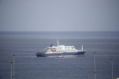 Krydstogtskibet »Hondius« ligger for anker ud for Kap Verdes hovedstad, Praia, efter at flere passagerer har fået påvist hantavirus.