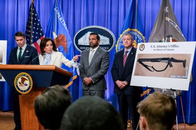 Den føderale anklager Jeanine Pirro holdt den 27. april et pressemøde om blandt andet det våben, der blev brugt under en skudepisode ved den årlige korrespondentmiddag i Washington D.C.