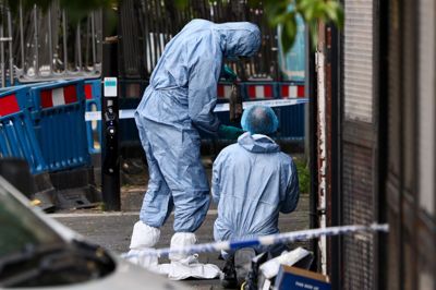 Kriminalteknikere i London arbejdede tirsdag ved en tidligere synagoge, der formodes at være blevet udsat for en brandstiftelse.