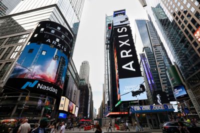 Fox Sports oplyser, at der vil blive skabt et festligt miljø omkring den specialbyggede glaskube på Times Square. Tv-stationen søger en fodboldfan til at overvære samtlige kampe fra VM inde i kuben.