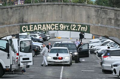 Fra en gangbro åbnede to mænd i december ild mod en menneskemængde ved stranden Bondi Beach i Sydney. Flere anklager er onsdag blevet rejst mod formodet gerningsmand.