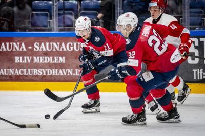 Mads Kongsbak Klyvø var med i fire landskampe, hvor han lavede et mål og tre assister. Her ses han bagest i kamp med to modstandere i VM-testen mod Norge i Rødovre 30. april.