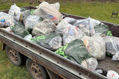En af mange trailere der kunne fyldes med en masse affald i april.