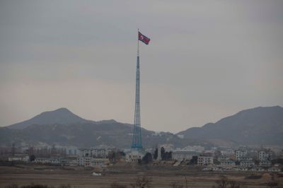 Den nordkoreanske landsby Gijungdong set fra en sydkoreansk observationspost i den demilitariserede zone, der ligger mellem de to lande.
