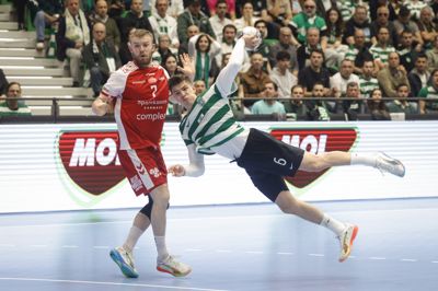 Blot 21-årige Francisco »Kiko« Costa er blandt de mest interessante spillere på den internationale håndboldscene. Her lægger højrebacken an til scoring mod Aalborg i det første kvartfinaleopgør.
