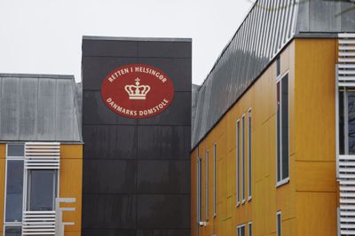 To kvinder og en mand er tiltalt for menneskehandel i sag om slaverilignende arbejde på neglesaloner. Politi og fængselsvæsen havde dog kludret i, hvem der skulle stå for transport af den ene tiltalte, og det betød flere timers udsættelse af sag.