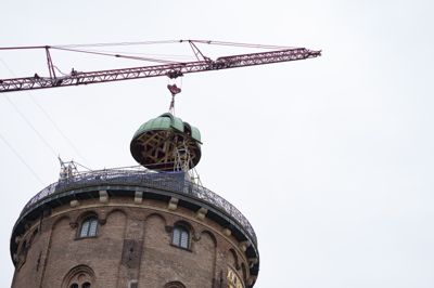 Rundetårns kobberkuppel blev i januar hejst ned for at blive restaureret. 21. maj klokken 12 bliver den efter planen hejst på plads igen.