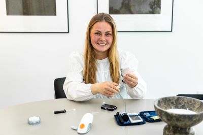 Under interviewet måtte Sabrina Juulsgaard Jensen hive hele sættet frem og gav en demonstration på en del af de daglige opgaver, som følger med diabetes-1. Det er dog blevet meget nemmere, siden hun i 2009 fik diagnosen.