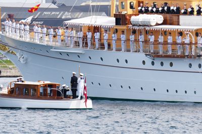 Det danske kongepar, kong Frederik og dronning Mary, skal onsdag sejle fra København til Helsingør. Ombordstigningen på kongeskibet »Dannebrog« markerer årets sejlsæson.