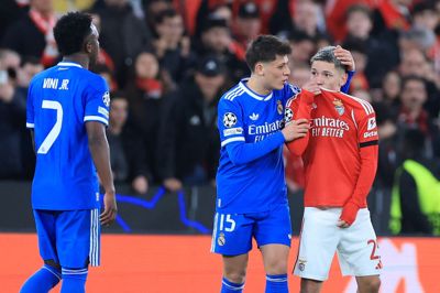 Vinícius Júnior (til venstre) hævder, at Gianluca Prestianni (til højre) kaldte ham »abe« under episoden, der kom til at koste Benfica-spilleren karantæne.