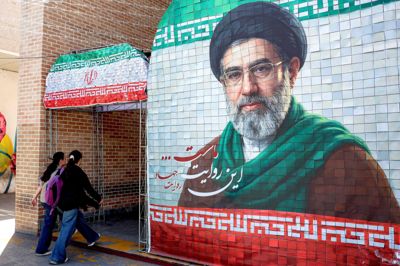 Iran er ved at gennemgå et amerikansk forslag om fred. Her ses et banner, der forestiller Irans øverste leder, Mojtaba Khamenei, på gaden i Teheran.