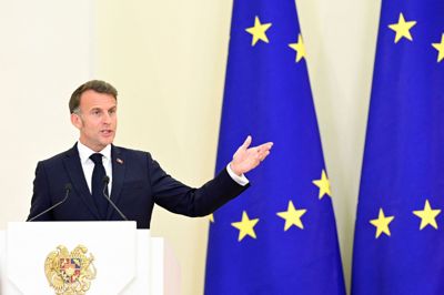 Den franske præsident Emmanuel Macron har talt med Irans præsident, Masoud Pezeshkian, om situationen ved Hormuzstrædet.