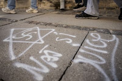 I juni 2024 var der nazirelateret graffiti på Tøjhusgade ved Christiansborg i København. I rapporten er der registreret 24 hændelser mod jødiske børn og unge.