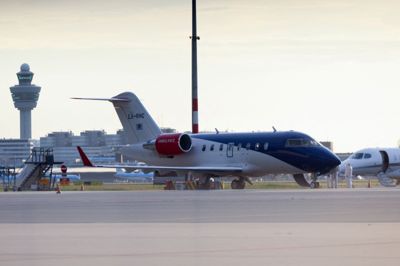 Et fly med en af de syge passagerer fra det virusramte krydstogtskib menes onsdag at være landet i Amsterdam. Her ses flyet, som formodes at have fragtet en af de evakuerede.