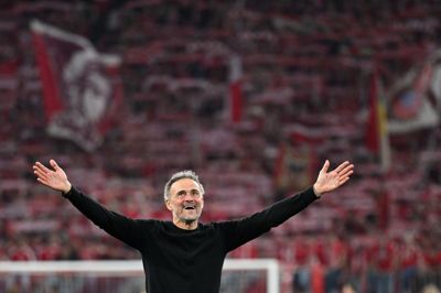 Cheftræner Luis Enrique fejrer, at PSG har booket en plads i Champions League-finalen for andet år i træk. Onsdag aften blev Bayern München slået ud af turneringen.