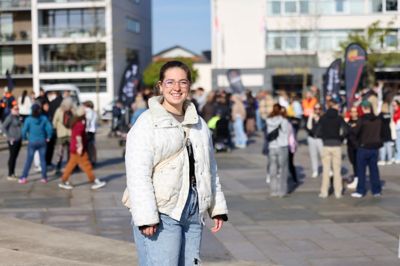 Pludselig ramte ensomheden den ellers så udadvendte og sociale Lilian Skovlyst. Det var afgørende at få både indsigt i de sociale tilbud, som skaber fællesskab lokalt. I dag arbejder Lilian Skovlyst som pædagogmedhjælper i Bording Børneby.