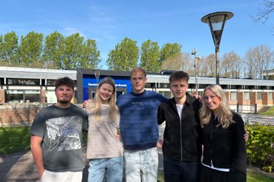 Fra venstre ses Nicolai Olesen, Mille Frølund, Magnus Kjær, Jesper Gjørret og Marie Bjerre. Eleverne fra Handelsgymnasiet Ikast-Brande reflekterer over penge.
