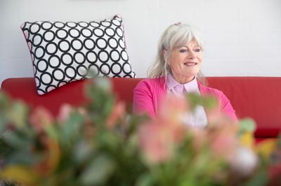 Jena Frederikke Krogslykke er 69 år og tror stadig på, at hun finder kærligheden. - Jeg glæder mig til at møde ham - forhåbentlig snart. Det kan måske godt være svært, for som senior har man levet et langt liv med både glæder, sorger og erfaringer. Det gør, at man er mere bevidst om, hvad man ønsker i et forhold. Men jeg tror på, at kærligheden kan findes i alle aldre.