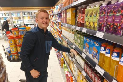 Otto Nielsen har haft fritidsjob ved Dagli'Brugsen i Sdr. Felding i snart halvandet år. Det giver penge til både hans interesse for knallerter og opsparingen.